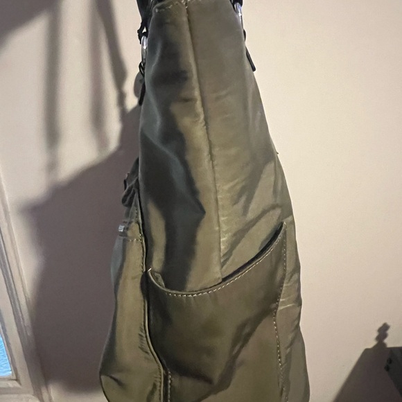 Medium size tote. Hunter green, good condition no rips , s dark patch or 2 - Picture 2 of 5